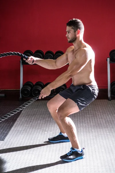 Мускулистый человек, тренирующийся с веревкой — стоковое фото