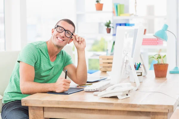 Jovem empresário criativo trabalhando no computador — Fotografia de Stock