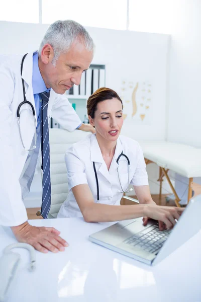 Colleghi medici concentrati discutono — Foto Stock