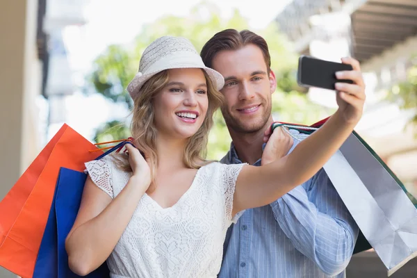 Söt leende par med en selfie — Stockfoto