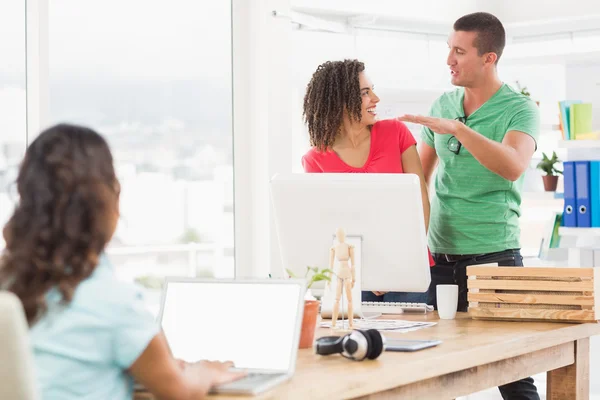 Equipo de negocios casual teniendo reunión — Foto de Stock