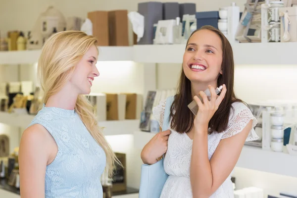 Glücklich schöne Frauen sprühen Parfüm — Stockfoto