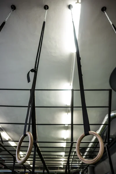 Ringar i crossfit gym — Stockfoto