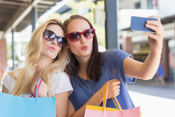 Glücklich lächelnde Freunde machen ein Selfie — Stockfoto