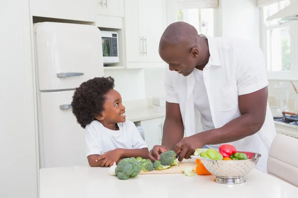 Menino cozinhando com seu pai — Fotografia de Stock