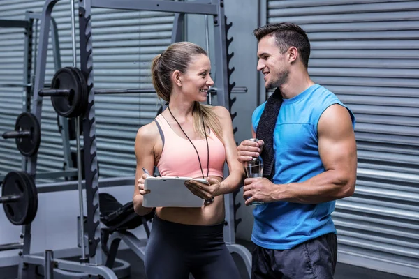 Mujer joven sonriendo a un hombre joven — Foto de Stock