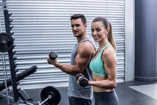 Una pareja musculosa levantando pesas —  Fotos de Stock