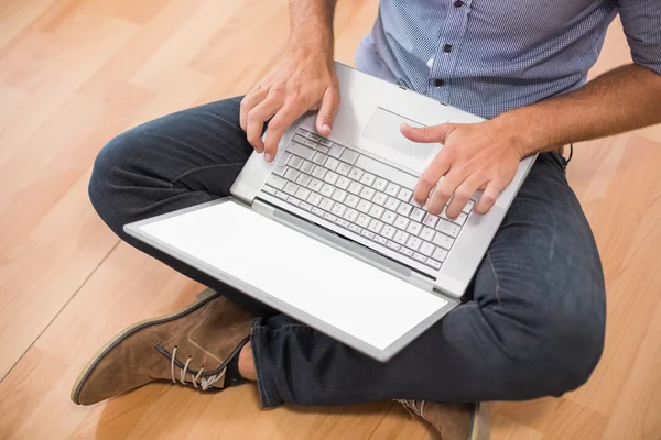 Jonge creatieve zakenman die op laptop werkt — Stockfoto