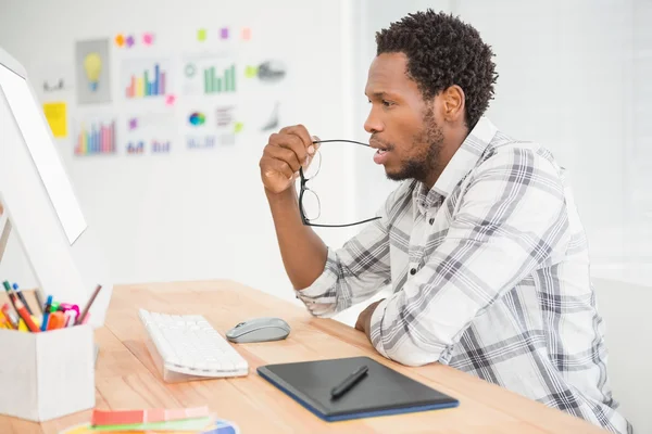 Konzentrierter Geschäftsmann, der mit dem Computer arbeitet — Stockfoto