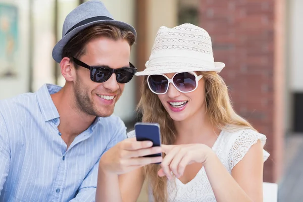 Bonito casal olhando para um smartphone — Fotografia de Stock