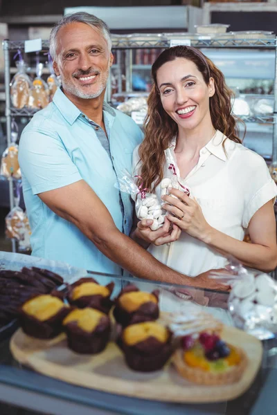 Linda pareja mirando a la cámara y de pie brazo alrededor — Foto de Stock