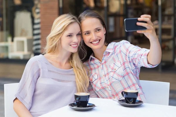 Glada kvinnor vänner att ta en selfie — Stockfoto