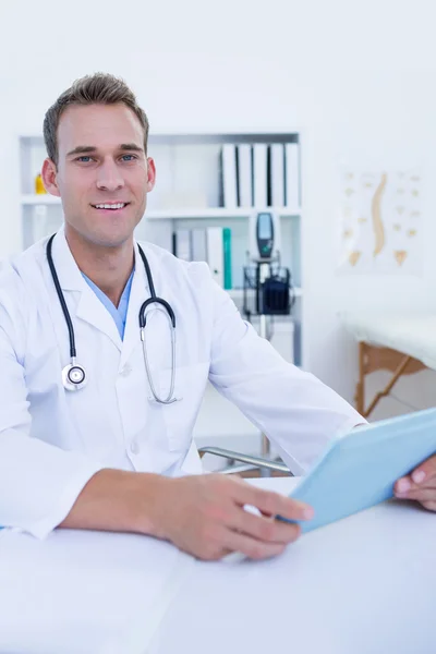 Happy doctor using tablet computer — Stock Photo, Image