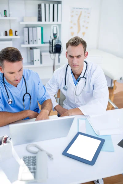 Concentrated medical colleagues discussing — Stock Photo, Image