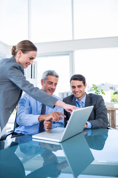 Mensen uit het bedrijfsleven laptopcomputer kijken — Stockfoto