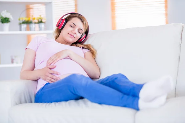 Mujer embarazada escuchando música —  Fotos de Stock