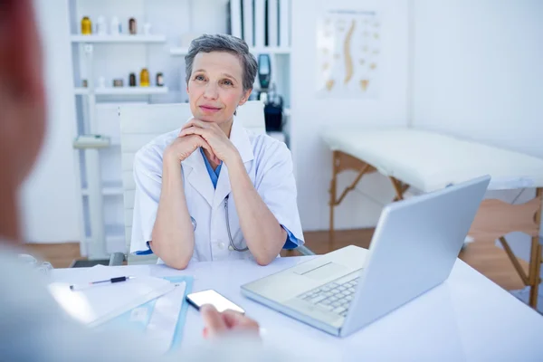 Female doctor speaking with her patient — Stock Photo, Image