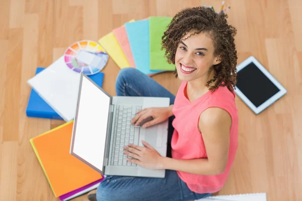 笔记本电脑上工作的年轻创意女商人 — 图库照片
