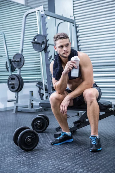 Uomo muscoloso che beve cocktail proteico — Foto Stock