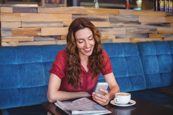 Kvinna som använder sin mobiltelefon — Stockfoto