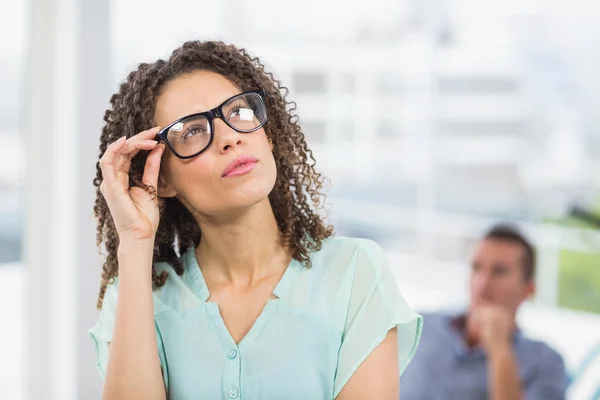 Jungunternehmer schaut im Büro weg — Stockfoto