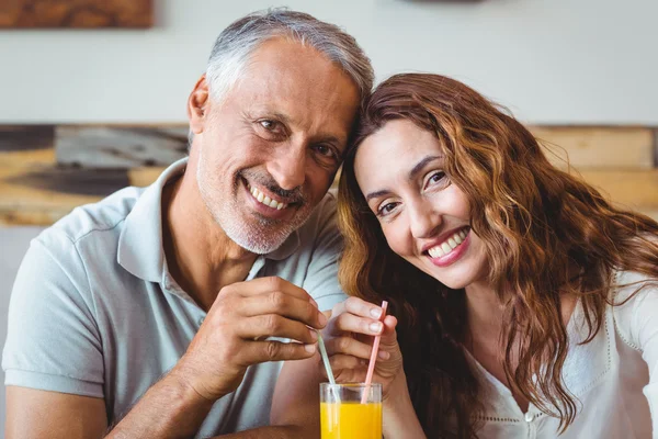 Par med glas saft — Stockfoto