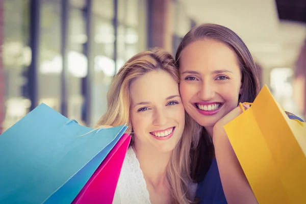 Glückliche Freunde mit Einkaufstüten — Stockfoto