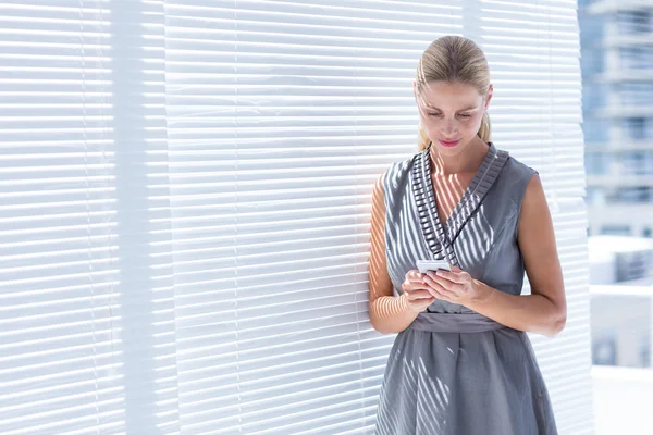 Concentrated businesswoman sending a text message — Stock Photo, Image