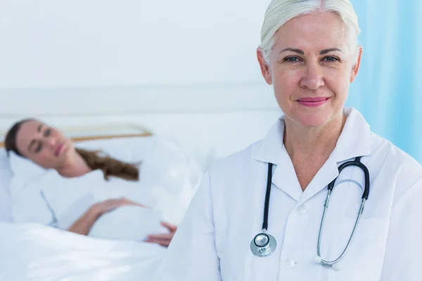 Vrouwelijke arts en patiënt slapen — Stockfoto