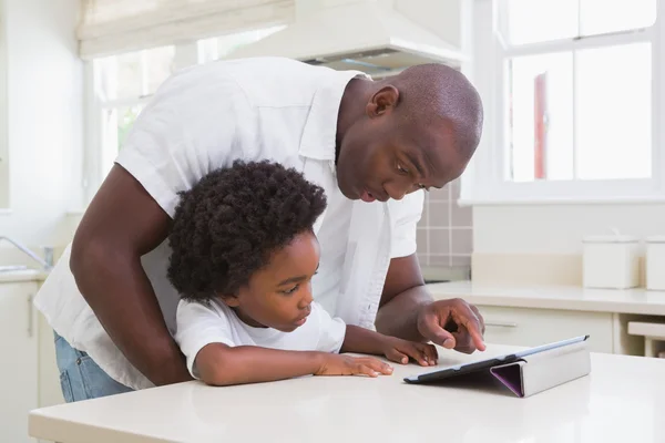 Père et fils utilisant une tablette numérique — Photo