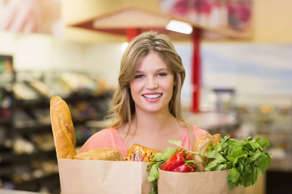 Porträt einer lächelnden hübschen blonden Frau, die Lebensmittel kauft — Stockfoto