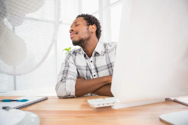 Jungunternehmer sitzt an seinem Schreibtisch — Stockfoto