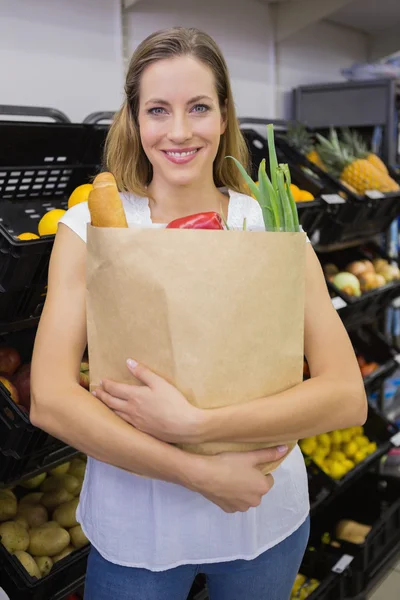 Une jolie blonde avec un sac d'épicerie — Photo