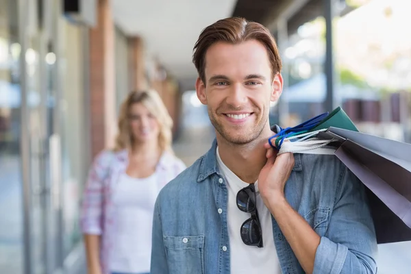 Una coppia sorridente con borse della spesa — Foto Stock