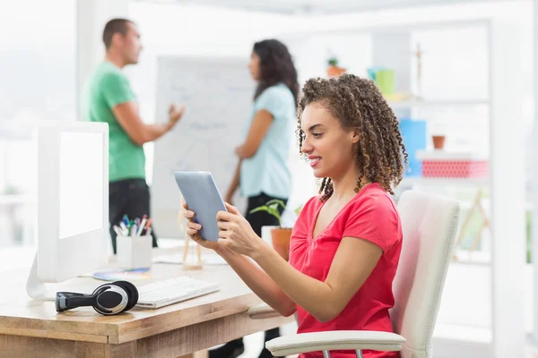 Pengusaha wanita menggunakan tablet digital di kantor — Stok Foto