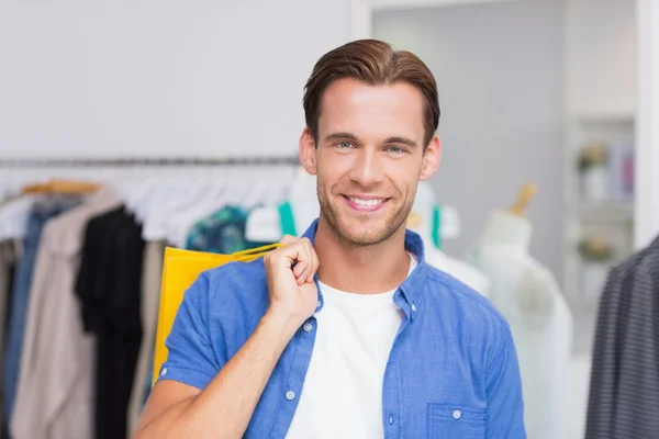 Retrato de un hombre sonriente con bolsas de compras —  Fotos de Stock