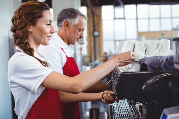 Barista met behulp van de koffiemachine — Stockfoto