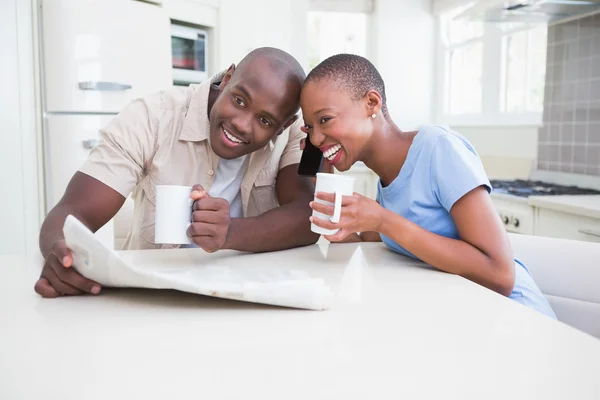 Glücklich lächelndes Paar trinkt in Tasse — Stockfoto