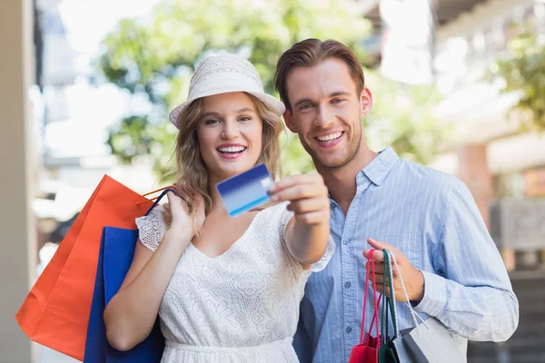 Nettes Paar zeigt eine Kreditkarte — Stockfoto