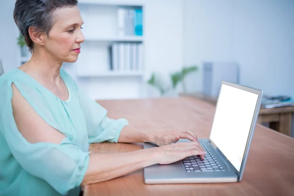 Uprzejmy kobieta pracuje na laptopie — Zdjęcie stockowe
