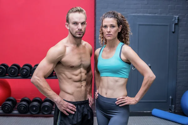 Pareja muscular mirando a la cámara — Foto de Stock