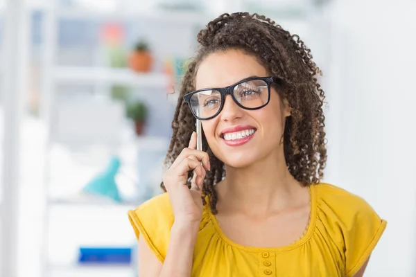 Lachende jonge zakenvrouw op de telefoon — Stockfoto