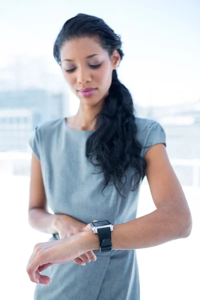 Una mujer de negocios usando su reloj inteligente —  Fotos de Stock