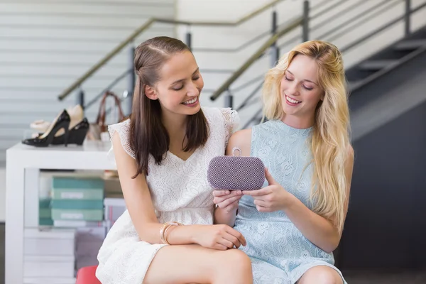 Gelukkig vrouwen kijken naar portemonnee — Stockfoto