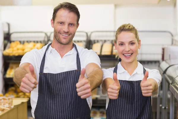 Retrato de un panadero sonriente con el pulgar hacia arriba — Foto de Stock