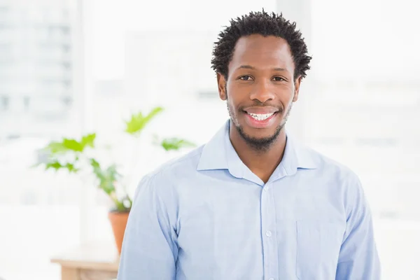 Young businessman looking at the camera — Stock Photo, Image