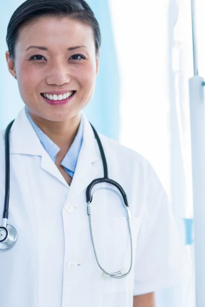 Selbstbewusste Ärztin lächelt in die Kamera — Stockfoto