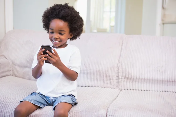 Un niño pequeño usando una tecnología — Foto de Stock