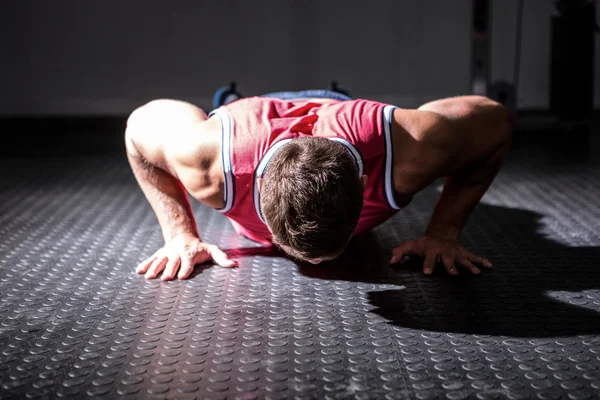 Muscular man doing push-ups — Stock Photo, Image