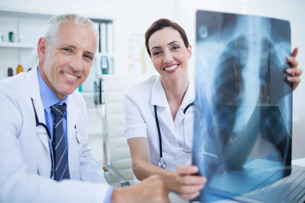 Portrait of smiling medical colleagues holding x-ray — Stock Photo, Image